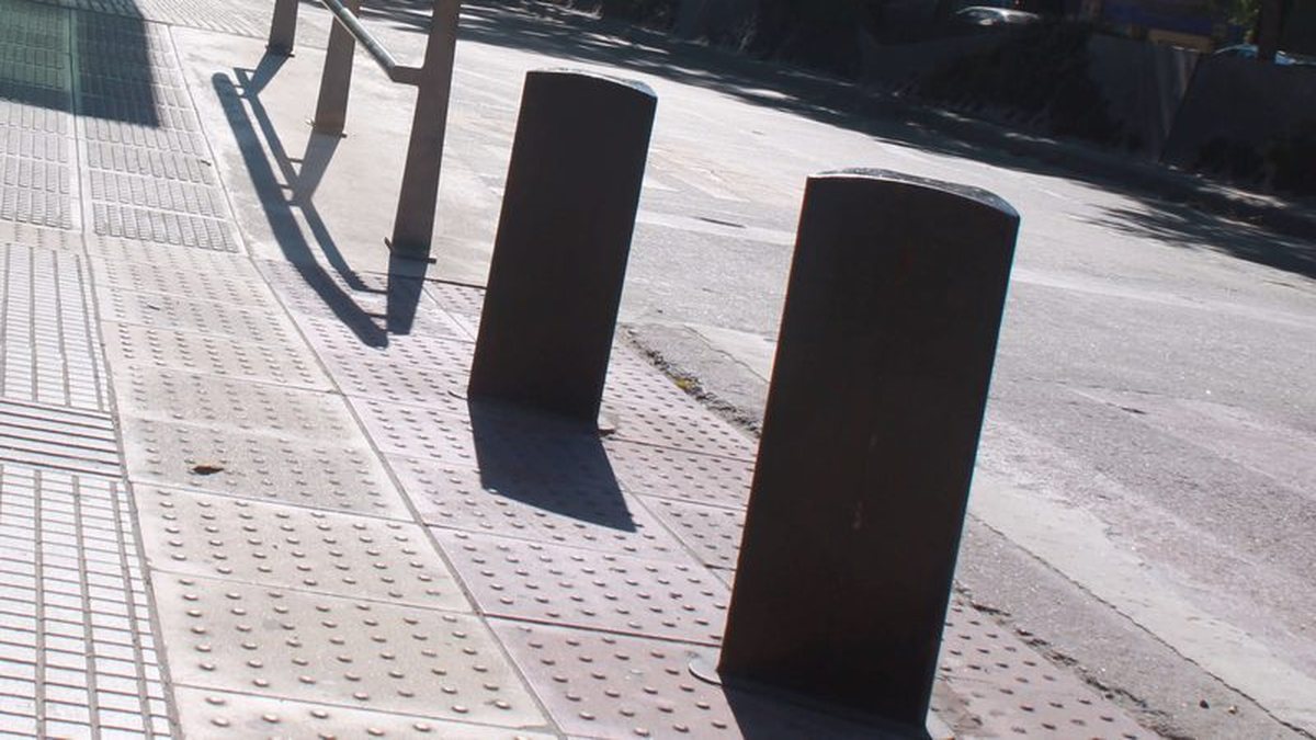 Bolardos triangulares de seguridad instalados junto a la parada del Metrobus 9 de Julio