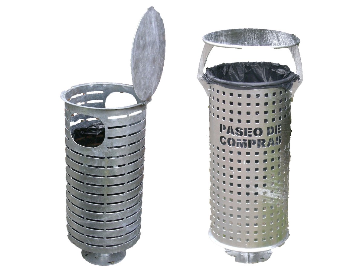 Cesto Mendoza de chapa galvanizada con tapa abierta y boca lateral, junto al cesto Hipólito de chapa calada con bolsa, tapa y pata central