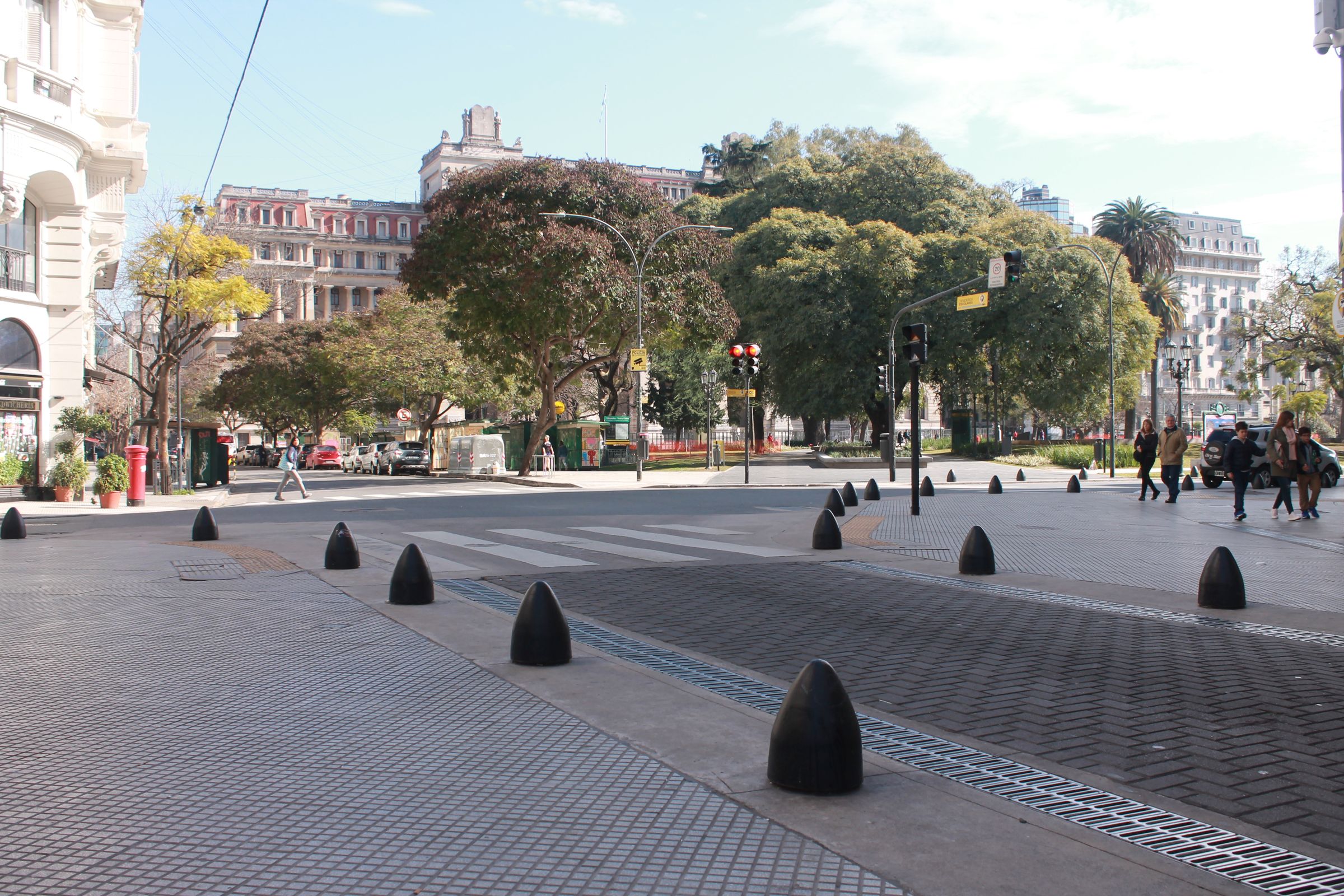 Bolardos de Indupag instalados en una esquina de la vía pública, junto a una rejilla de desagüe