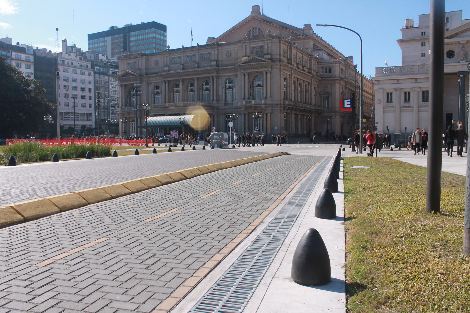 Rejilla y bolardos Bala de Indupag instalados frente al Teatro Colón, en Buenos Aires
