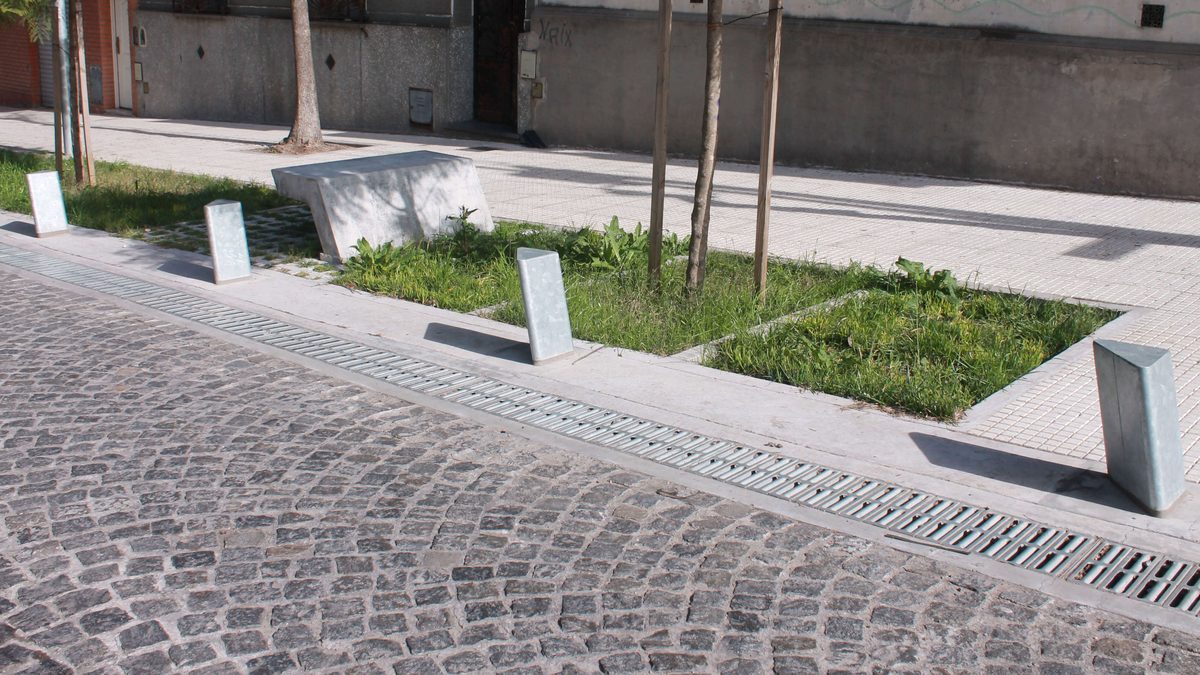 Bolardos inclinados galvanizados y rejilla CB125 en la Manzana Cívica