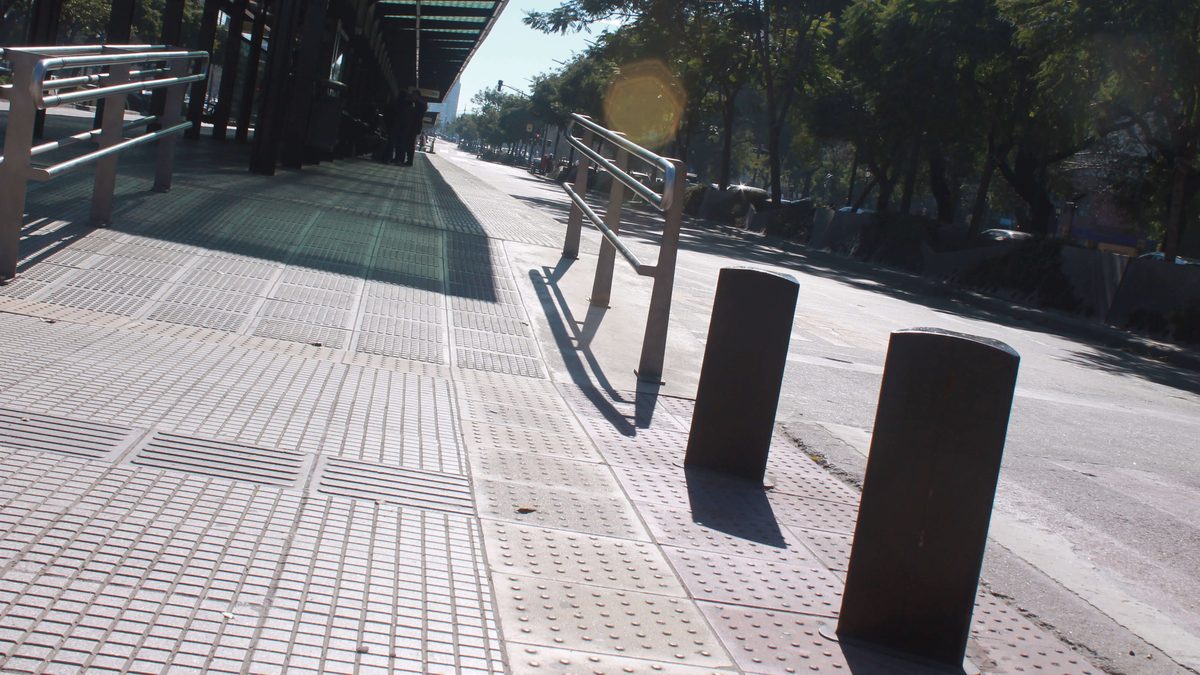 Bolardos triangulares de seguridad junto a la parada del Metrobus 9 de Julio