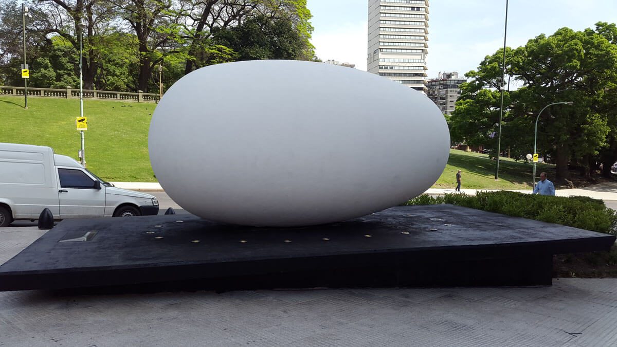 Réplica de Nosotros afuera de Federico Peralta Ramos frente a Plaza San Martín, fabricada por Indupag