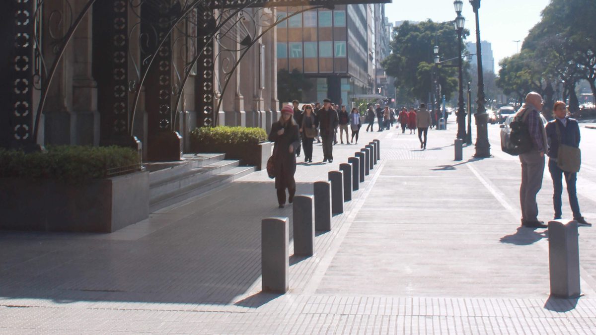 Hilera de bolardos Indupag en la vereda del Teatro Colón, Buenos Aires