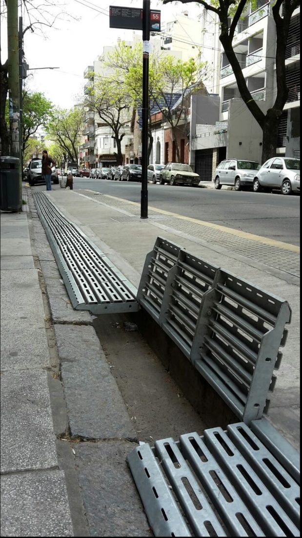 Rejilla Extensión de Vereda instalada en una parada de colectivo