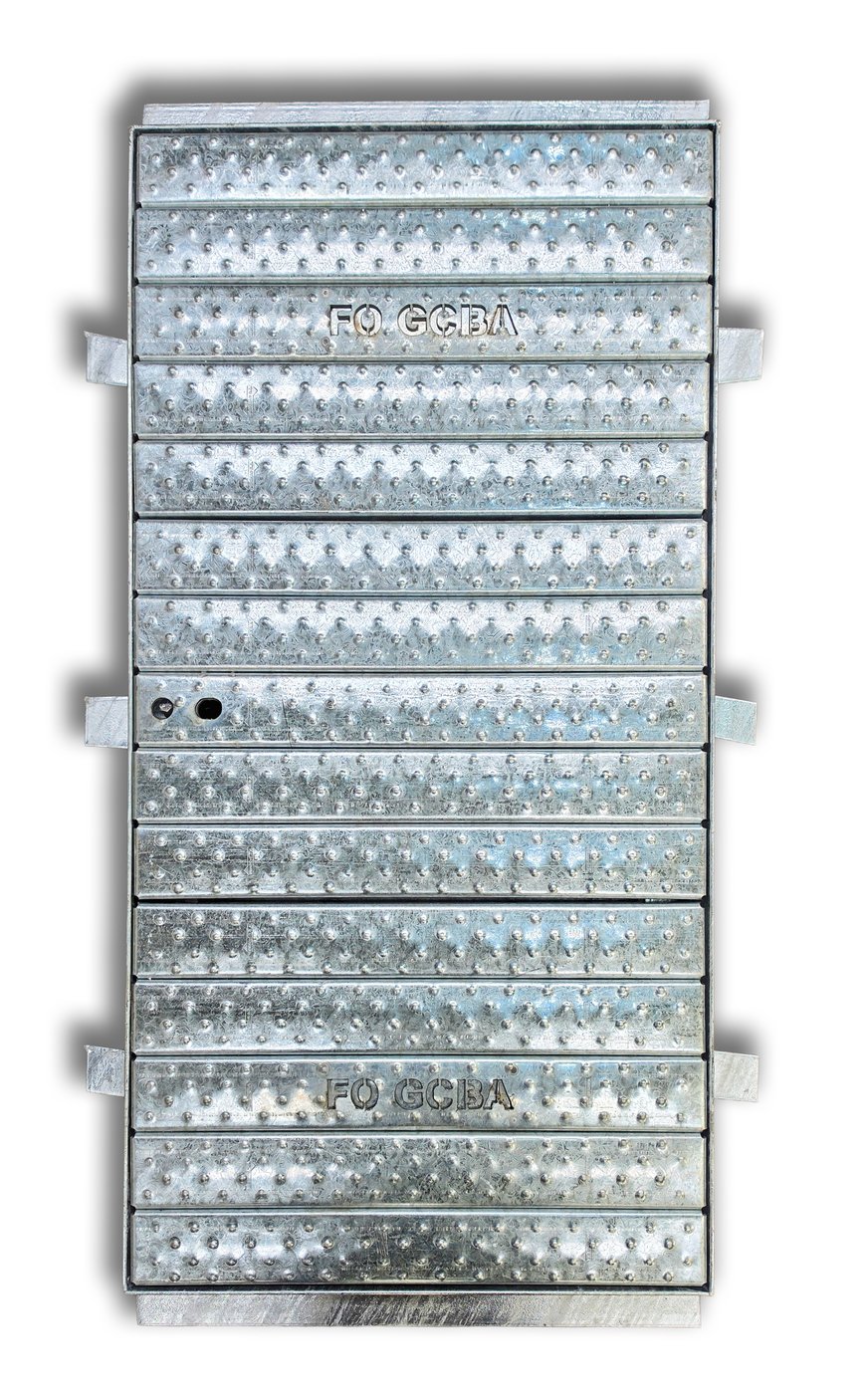 Tapa de inspección 610×1230 mm B125 de acero galvanizado, cerrada, vista desde arriba, con logo FO GCBA calado y cerradura
