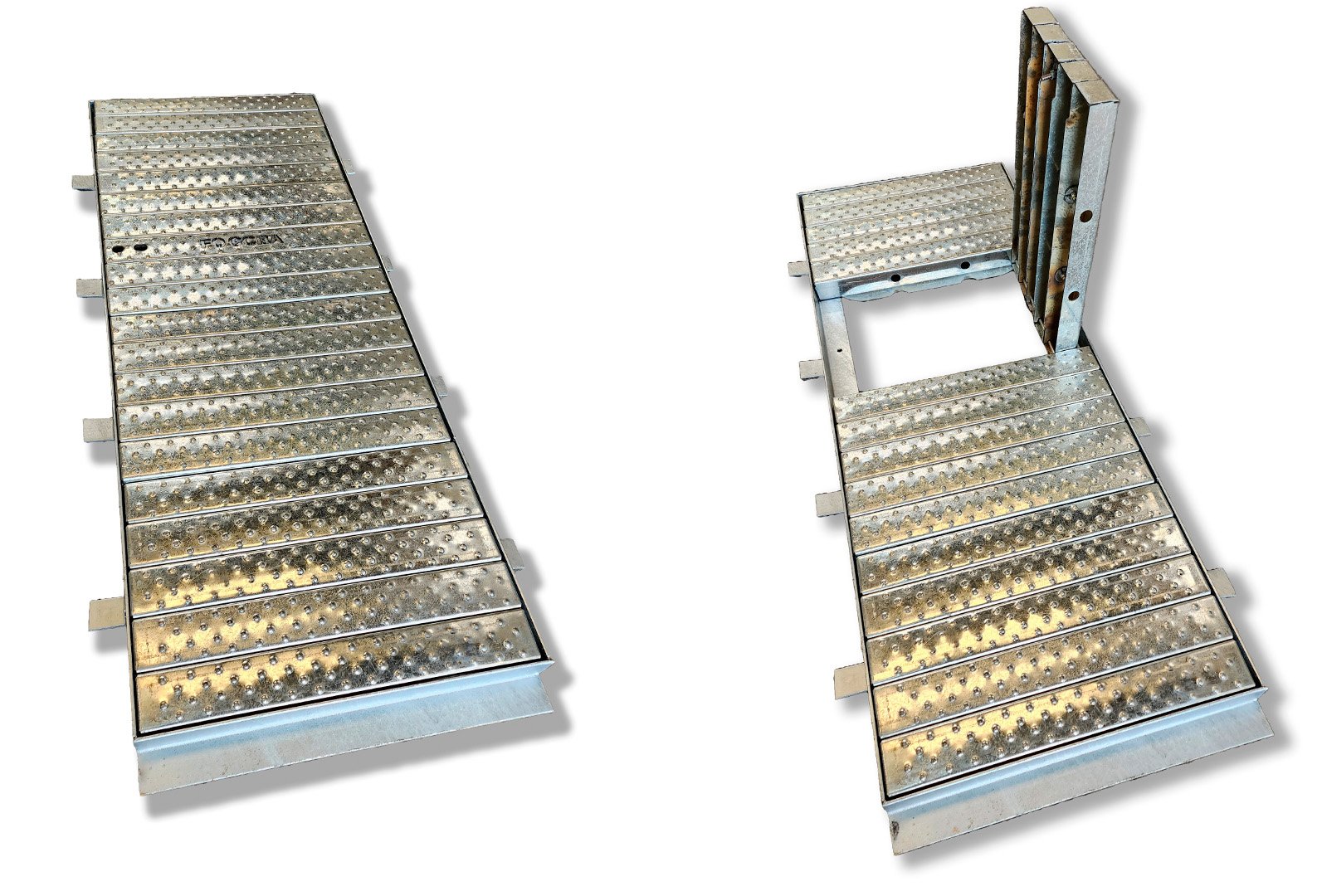 Tapa de inspección 610×1640 mm B125 de acero galvanizado: cerrada y abierta, mostrando sus 4 tapas sobre el marco