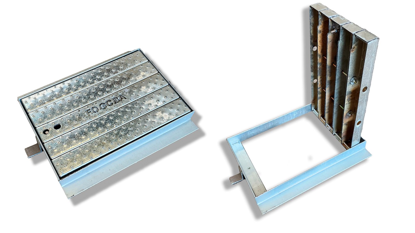 Tapa de inspección 610×410 mm de acero galvanizado con la leyenda FOGCBA: cerrada sobre su marco y abierta, mostrando la bisagra y los módulos