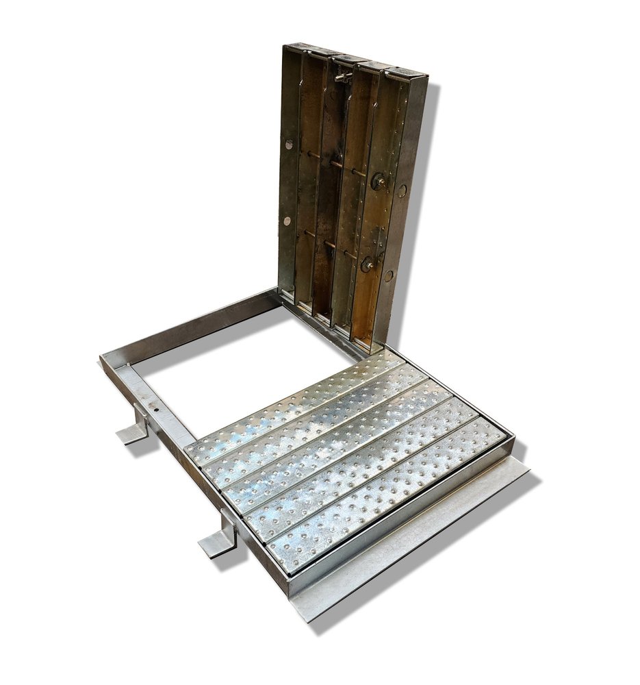 Tapa de inspección 610×820 mm de acero galvanizado con una de sus dos tapas abierta, mostrando la bisagra y los módulos