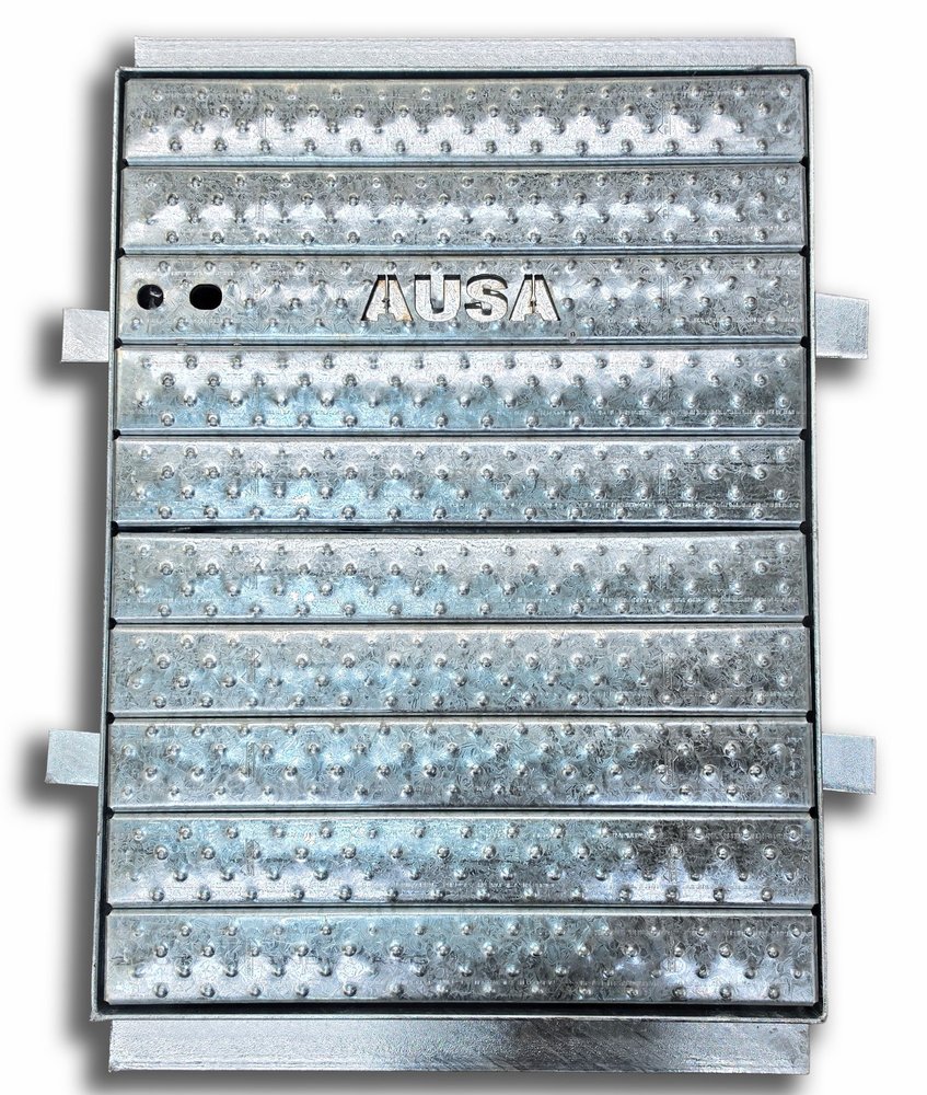 Tapa de inspección 610×820 mm de acero galvanizado, cerrada, vista desde arriba, con logo calado y cerradura